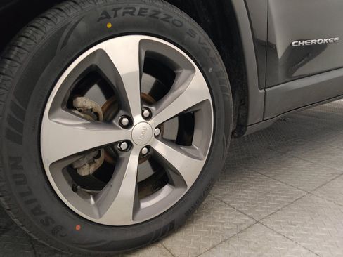 Used 2019 Jeep Cherokee Limited FWD image 31
