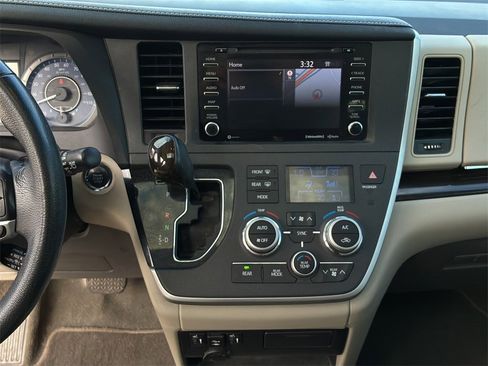 Used 2020 Toyota Sienna XLE Premium image 29