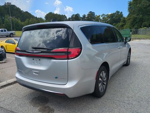 Used 2023 Chrysler Pacifica Touring-L FWD image 5
