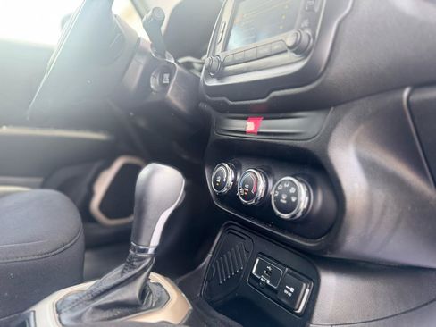Used 2017 Jeep Renegade Latitude FWD image 51