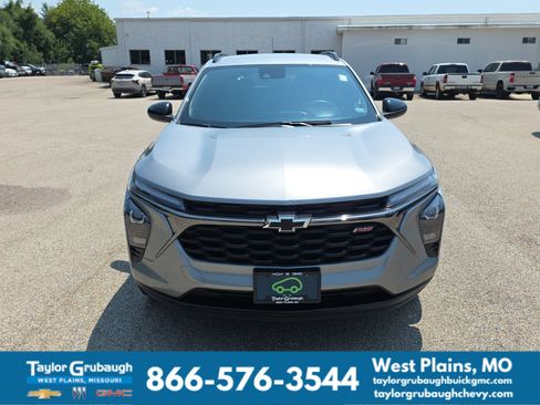 Used 2025 Chevrolet Trax RS FWD image 3