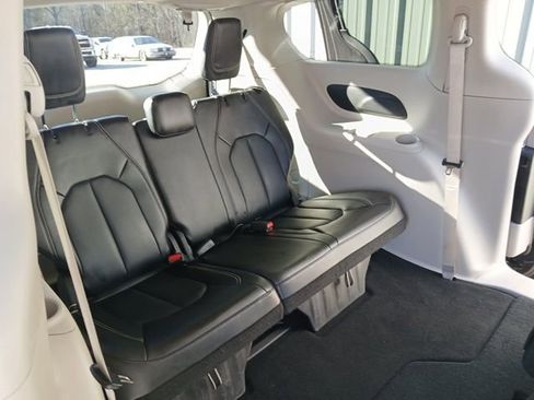 Used 2023 Chrysler Pacifica Touring-L image 12