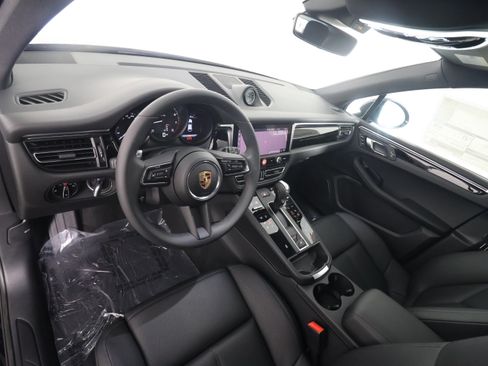 Used 2025 Porsche Macan image 4