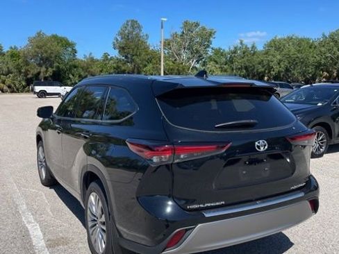 Used 2024 Toyota Highlander Platinum image 2