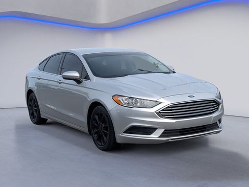 Used 2017 Ford Fusion SE w/ Fusion SE Technology Package FWD image 5