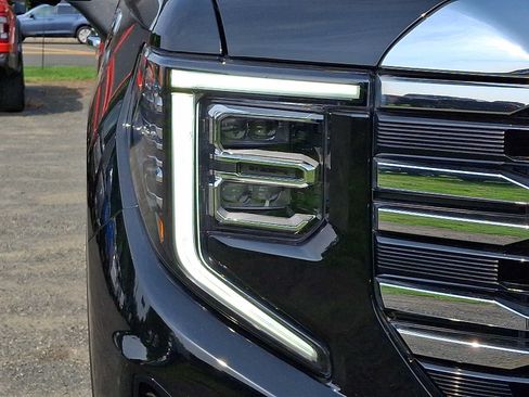 Used 2026 GMC Sierra 1500 SLT AWD/4WD image 9