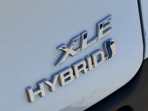 Certified 2024 Toyota Sienna XLE w/ XLE Plus Package AWD/4WD image 5