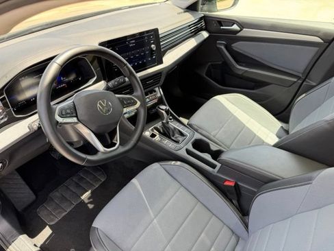 Used 2025 Volkswagen Jetta SE FWD image 11