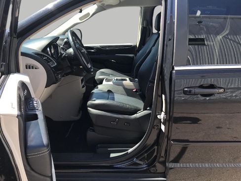 Used 2016 Chrysler Town & Country LX FWD image 8