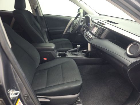 Used 2018 Toyota RAV4 LE FWD image 8