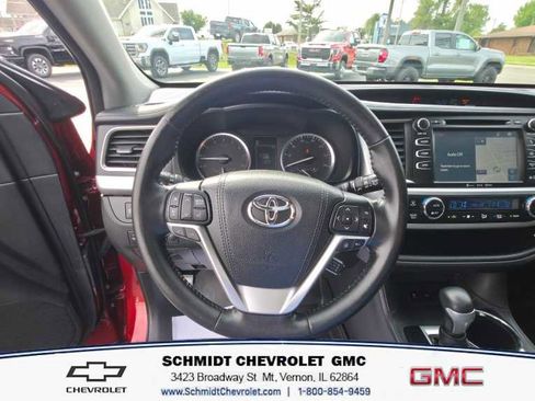 Used 2018 Toyota Highlander SE FWD image 16