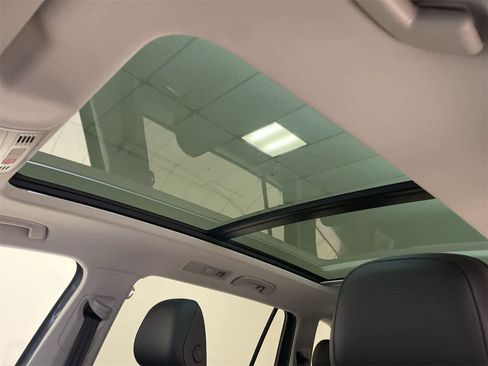 Used 2018 Volkswagen Tiguan SE image 3