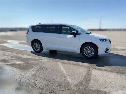 New 2026 Chrysler Pacifica Limited image 15