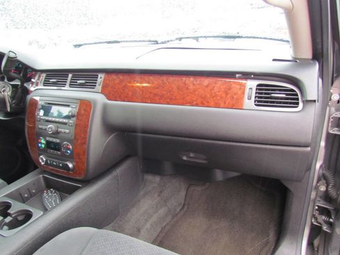 Used 2008 Chevrolet Suburban LT w/ Convenience Package 1 image 21