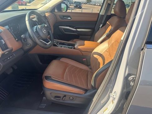 Used 2023 Nissan Pathfinder Platinum AWD/4WD image 18