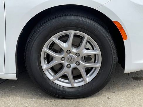 Used 2024 Chrysler Pacifica Touring-L FWD image 10