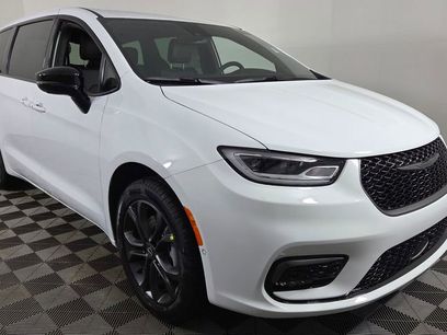 New 2026 Chrysler Pacifica Select