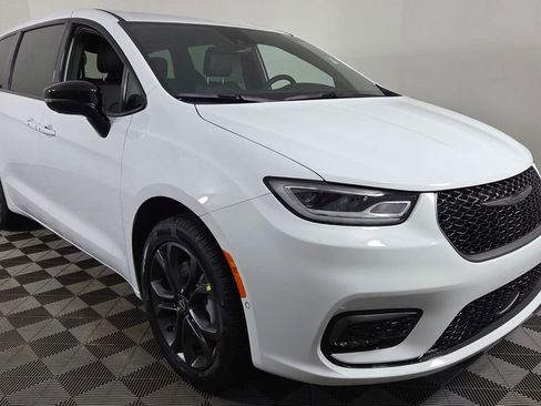 New 2026 Chrysler Pacifica Select image 1