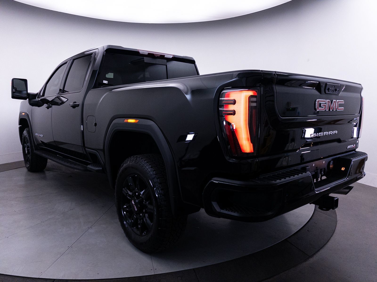 Used 2025 GMC Sierra 2500 AT4 w/ AT4 Premium Plus Package AWD/4WD image 18