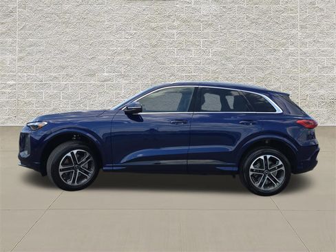 Certified 2025 Audi Q5 Premium w/ Convenience Package AWD/4WD image 4