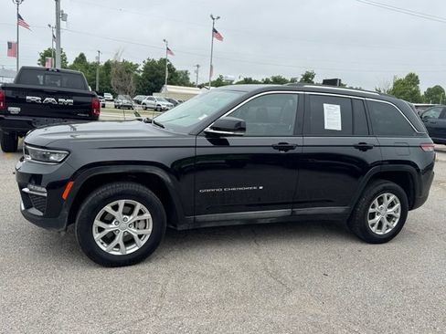 Used 2023 Jeep Grand Cherokee Limited AWD/4WD image 3