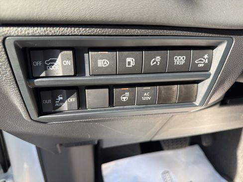 Used 2025 Toyota Sequoia Platinum image 8