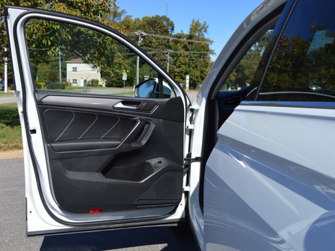 Used 2022 Volkswagen Tiguan SE image 13