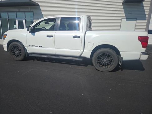 Used 2018 Nissan Titan SV w/ SV Convenience Package RWD image 10