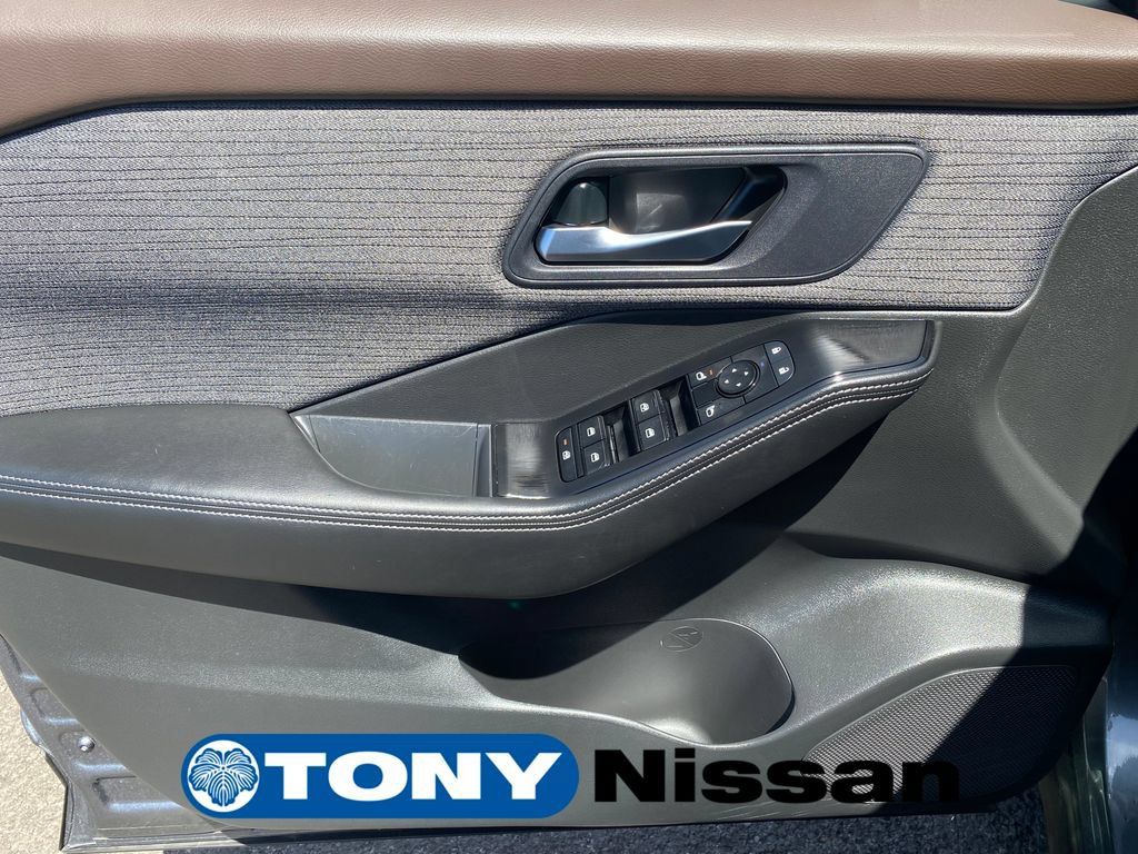 Used 2023 Nissan Rogue SV FWD image 12