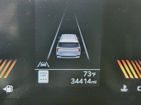 Used 2025 Kia Carnival FWD image 19