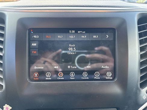Used 2019 Jeep Cherokee Latitude w/ Cold Weather Group FWD image 19