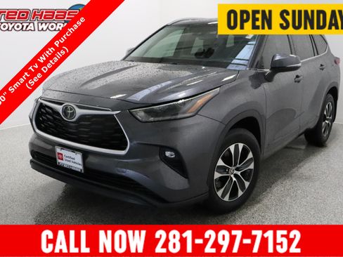 Used 2021 Toyota Highlander XLE FWD image 1