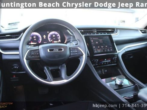 Used 2023 Jeep Grand Cherokee Laredo image 15