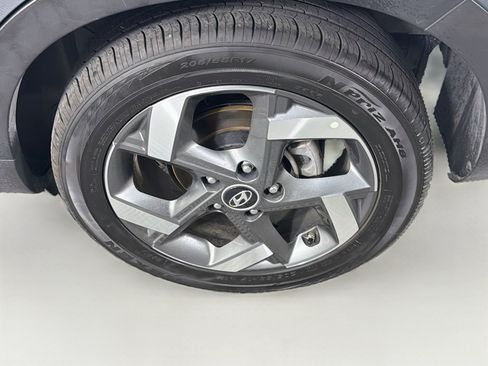 Used 2025 Hyundai Venue SEL FWD image 11