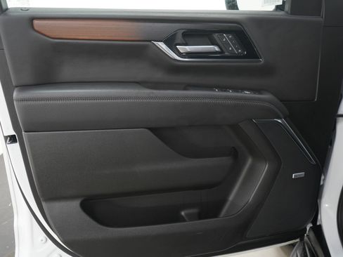 Used 2025 GMC Yukon XL Denali AWD/4WD image 21