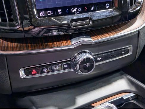 Used 2023 Volvo XC60 T8 Ultimate image 17