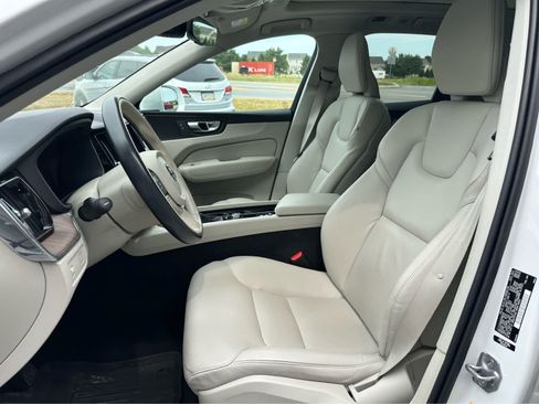 Used 2021 Volvo XC60 T5 Momentum w/ Premium Package AWD/4WD image 8