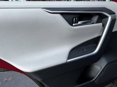 Used 2020 Toyota RAV4 Limited image 30