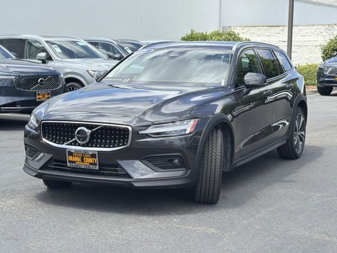 Certified 2025 Volvo V60 B5 Cross Country Plus AWD/4WD image 3