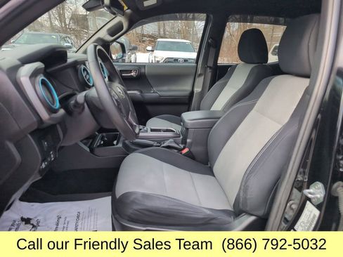 Used 2022 Toyota Tacoma TRD Off-Road image 11