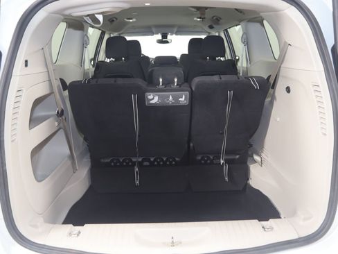 Used 2020 Chrysler Pacifica Touring FWD image 50