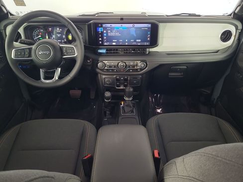 Used 2025 Jeep Wrangler Unlimited Sahara AWD/4WD image 22