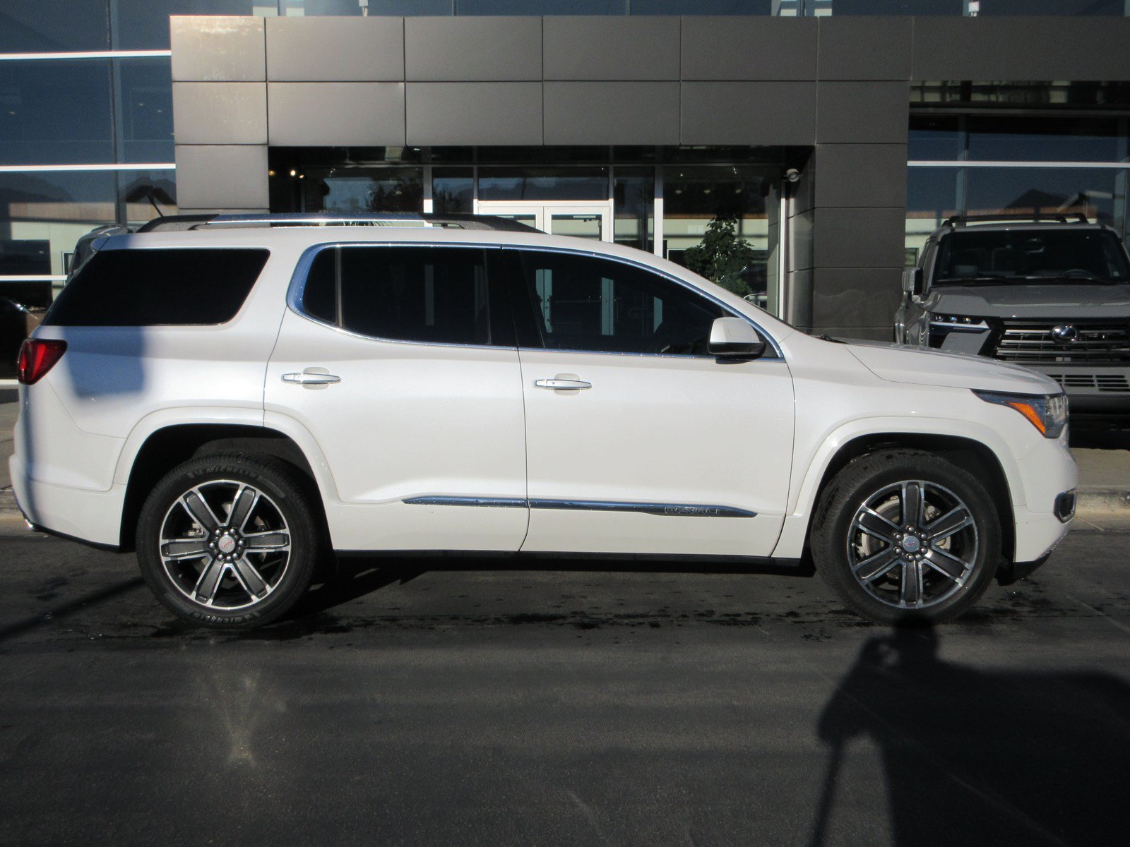 Used 2017 GMC Acadia Denali w/ Technology Package AWD/4WD image 13