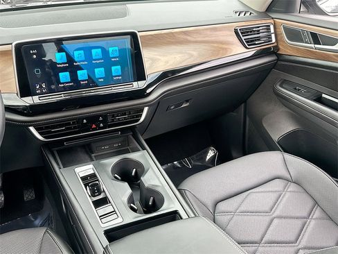 Used 2024 Volkswagen Atlas SE image 22