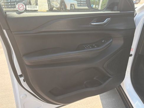 Used 2025 Jeep Grand Cherokee Altitude AWD/4WD image 10