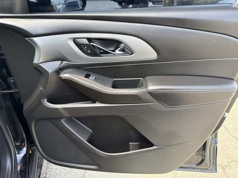 Used 2021 Chevrolet Traverse LT image 8