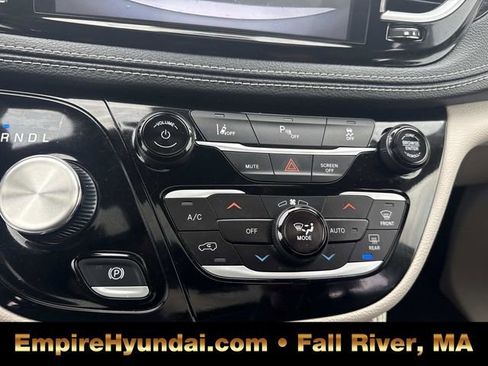 Used 2023 Chrysler Pacifica Limited FWD image 25