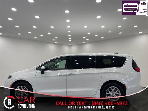 Used 2023 Chrysler Pacifica Touring-L FWD image 4