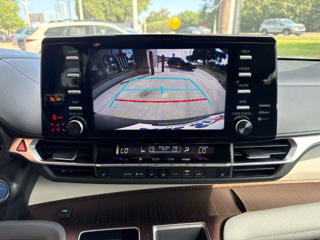 Used 2024 Toyota Sienna XLE FWD image 32