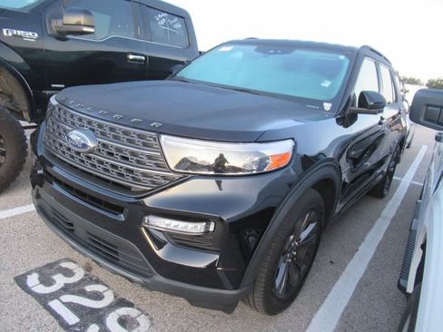Used 2023 Ford Explorer XLT w/ Equipment Group 202A RWD image 3